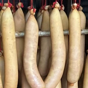 Wüste die zum Räuchern aufgehängt sind