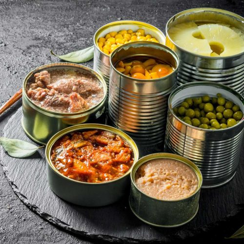 Verschiedene gefüllte Konserven