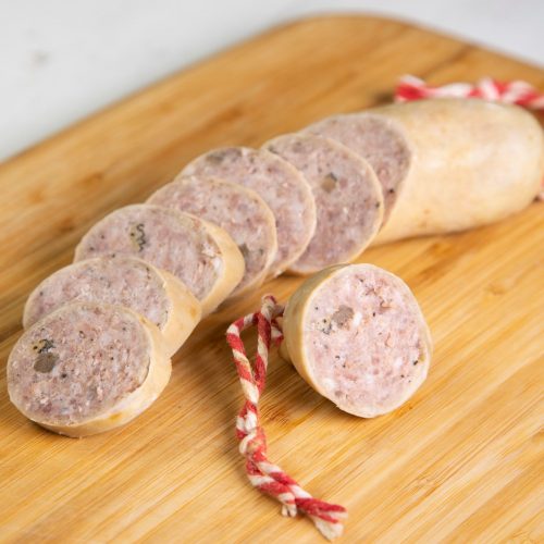 Große Wurst aufgeschnitten auf Holzbrett