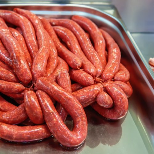 Rohe Würste in Metallschale