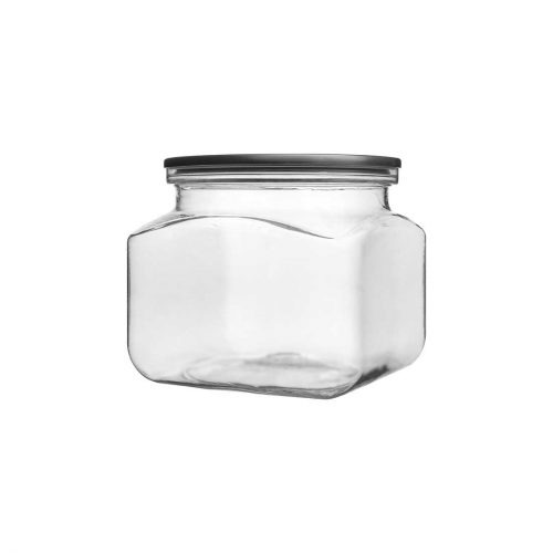 Ein leeres quadratisches Glas mit schwarzem Deckel