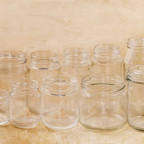 Mehrere Gläser von verschiedener Größe die in zwei Reihen nebeneinander stehen.